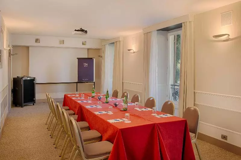 Otel NH Genova Centro