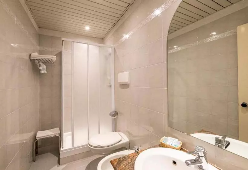 בית מלון כפרי Astoria