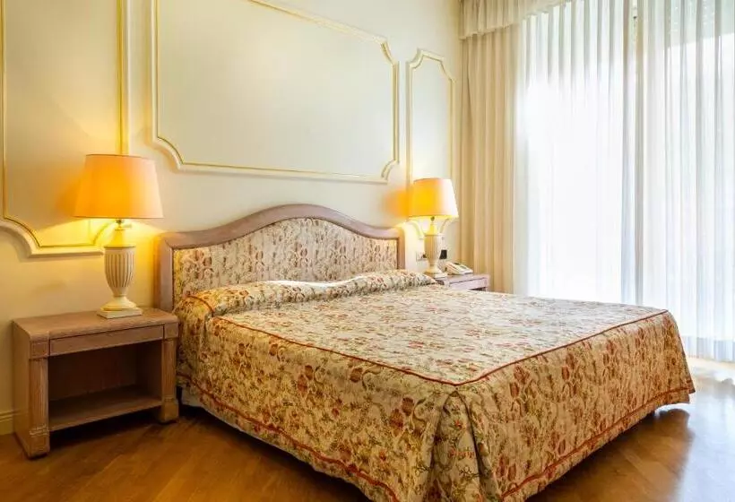 בית מלון כפרי Astoria