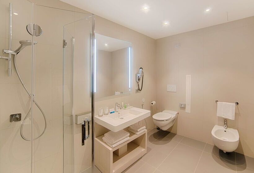 هتل NH Torino Centro