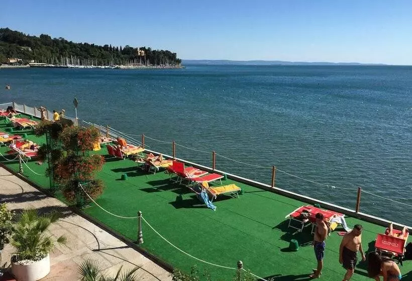 هتل Riviera & Maximilian's