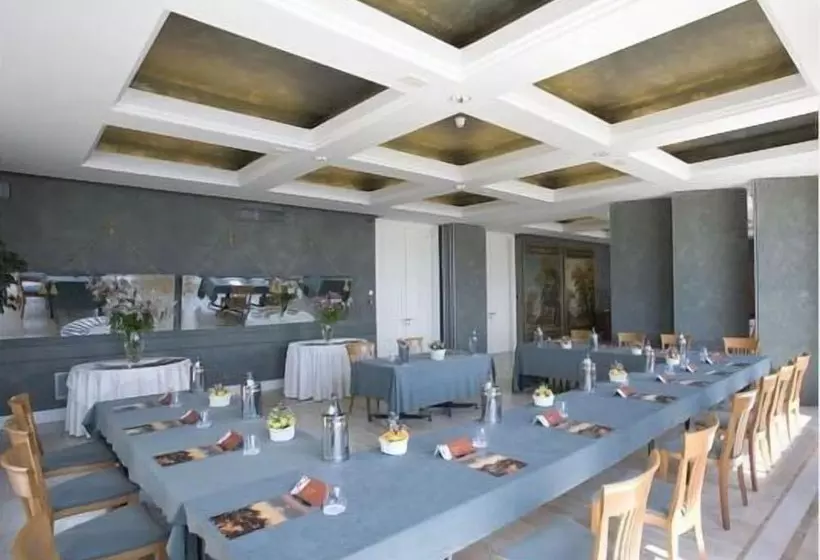 هتل Riviera & Maximilian's