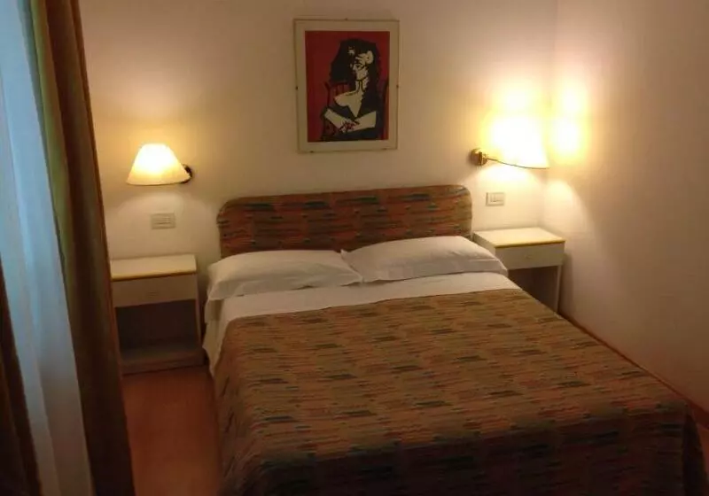 هتل Riviera & Maximilian's