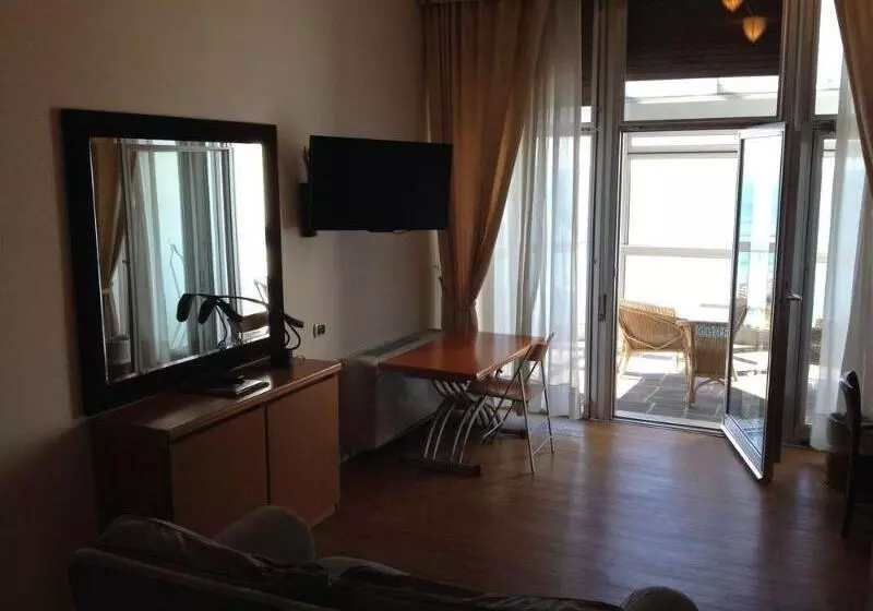 هتل Riviera & Maximilian's