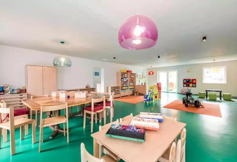 Отель Stroblhof Active Family Spa Resort