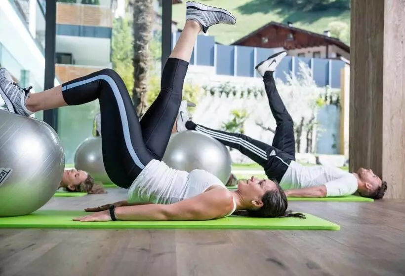 Отель Stroblhof Active Family Spa Resort