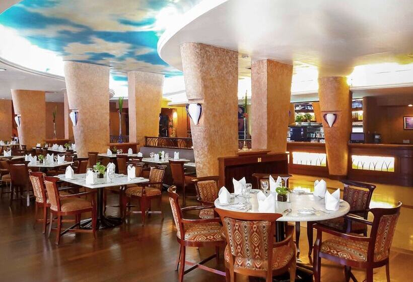 Отель Majapahit Surabaya Mgallery