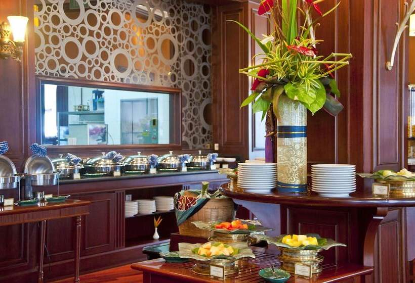 Отель Majapahit Surabaya Mgallery