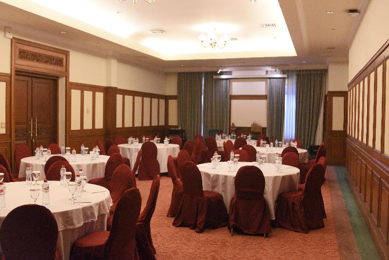 Отель Majapahit Surabaya Mgallery