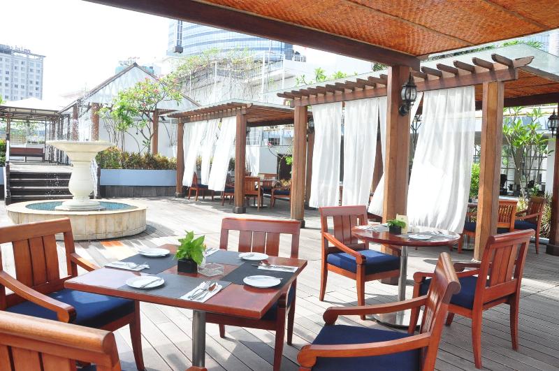 Отель Majapahit Surabaya Mgallery