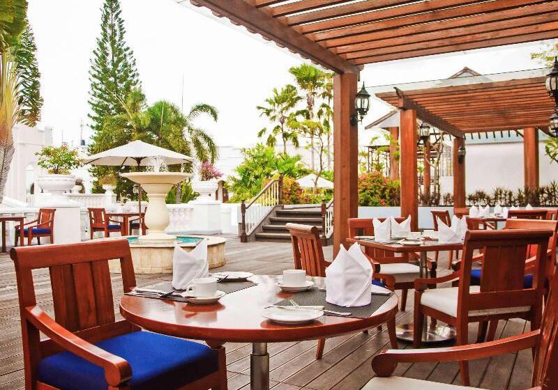 Отель Majapahit Surabaya Mgallery