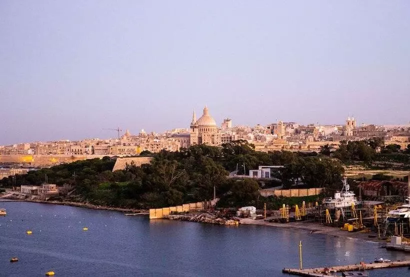 115 The Strand Hotel By Neu Collective