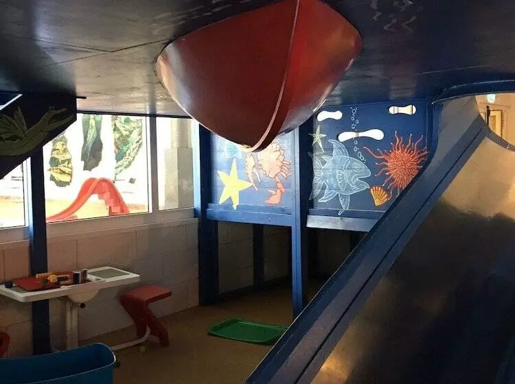 Vesterland Feriepark Hytter, Hotell Og Leikeland