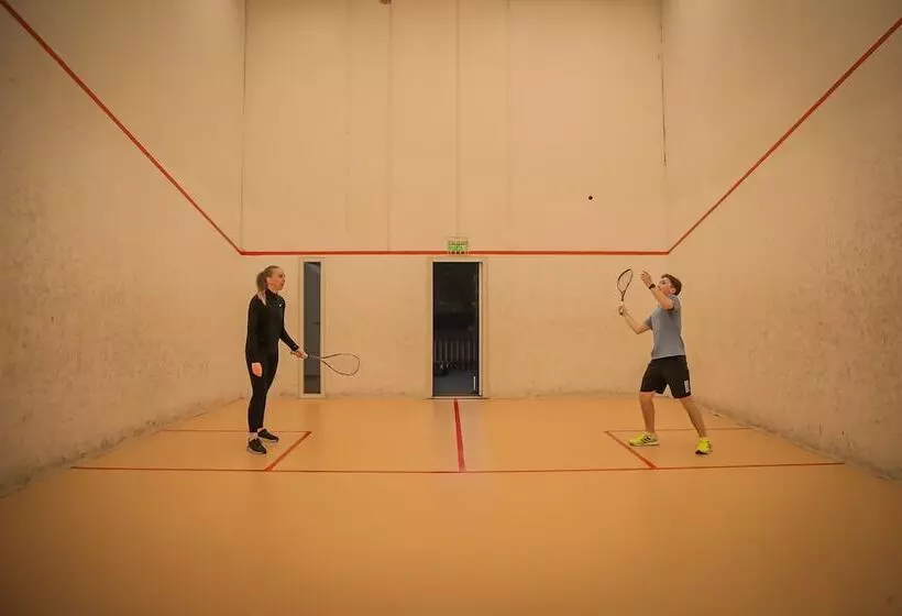 Vesterland Feriepark Hytter, Hotell Og Leikeland