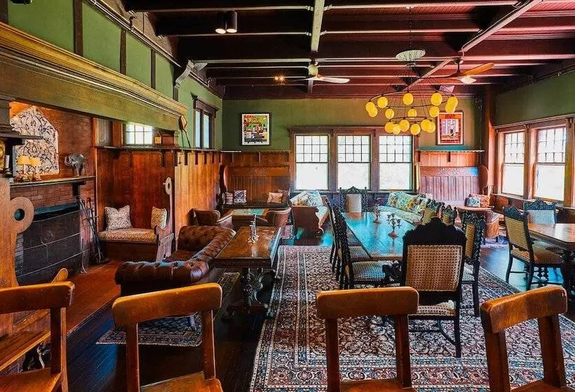 Hotel Apple Tree Inn