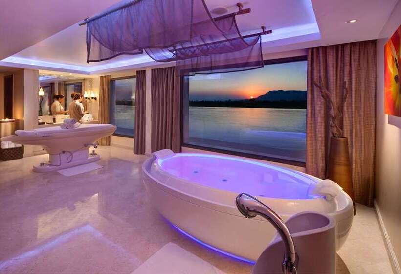 هتل Hilton Luxor Resort & Spa