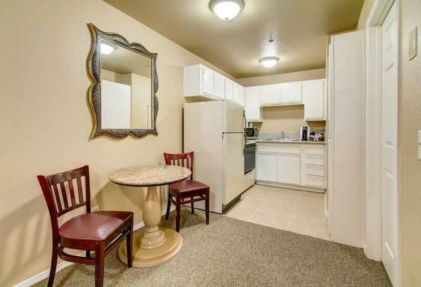 호텔 The Rita Suites