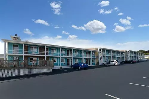 בית מלון כפרי Americas Best Value Inn Petoskey