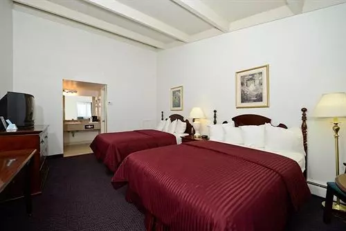 בית מלון כפרי Americas Best Value Inn Petoskey