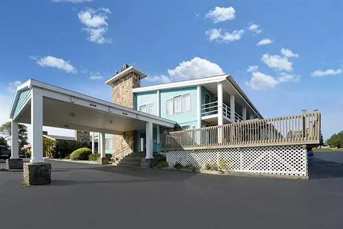 בית מלון כפרי Americas Best Value Inn Petoskey