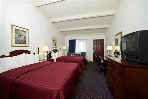 בית מלון כפרי Americas Best Value Inn Petoskey