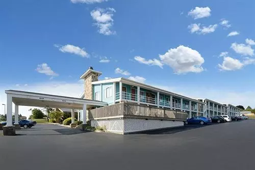 בית מלון כפרי Americas Best Value Inn Petoskey