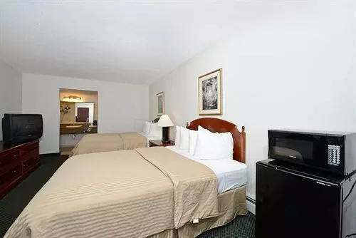 בית מלון כפרי Americas Best Value Inn Petoskey