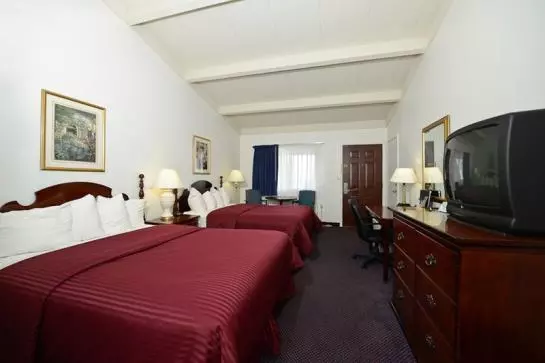 בית מלון כפרי Americas Best Value Inn Petoskey