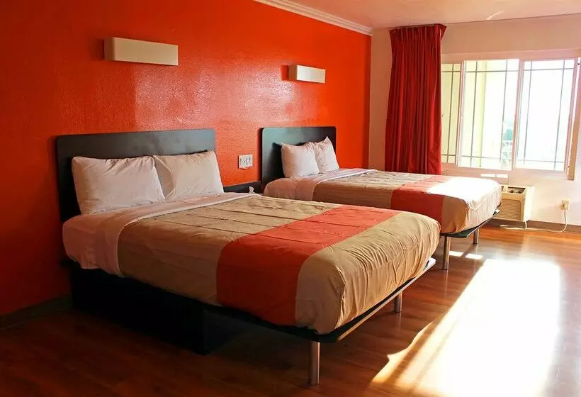 Motel 6 Vista, Ca