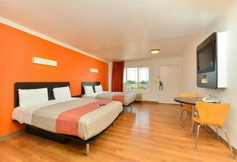 Motel 6 Vista, Ca