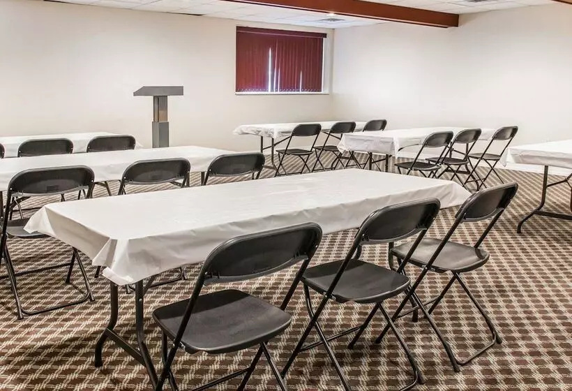 בית מלון כפרי Baymont By Wyndham Bay City