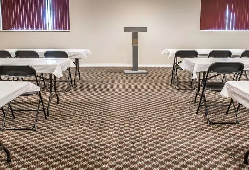 בית מלון כפרי Baymont By Wyndham Bay City