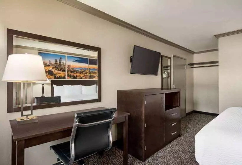 בית מלון כפרי Baymont By Wyndham Monterey Park