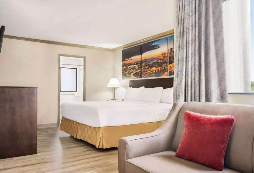 בית מלון כפרי Baymont By Wyndham Monterey Park