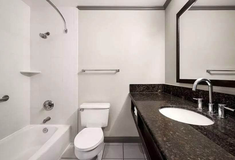 בית מלון כפרי Baymont By Wyndham Monterey Park