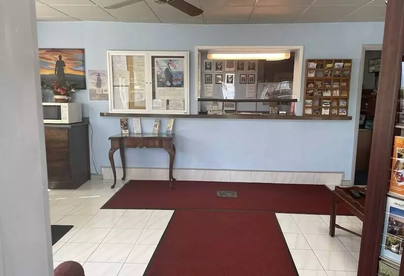 Hotel Budget Host Three Crowns Motor Lodge