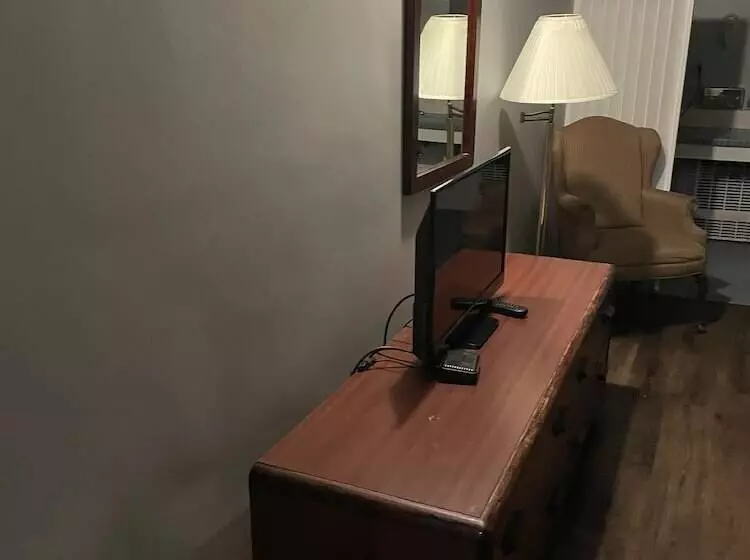 Hotel Budget Host Three Crowns Motor Lodge