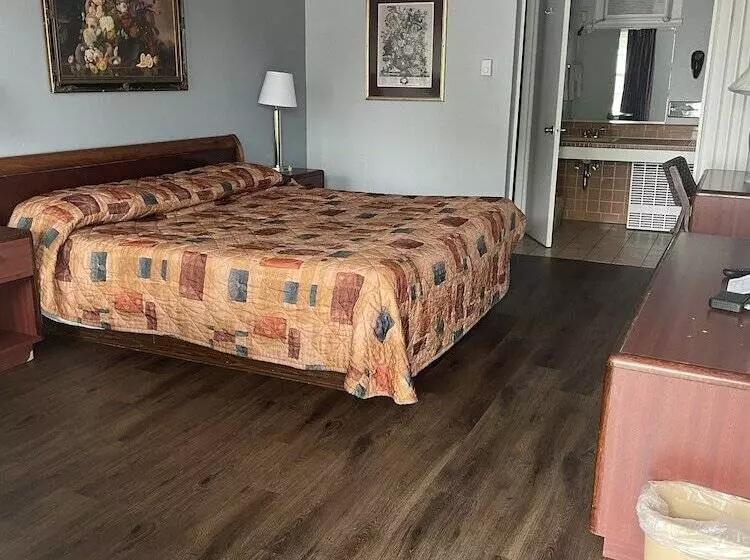 Hotel Budget Host Three Crowns Motor Lodge