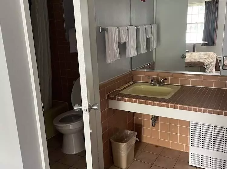 Hotel Budget Host Three Crowns Motor Lodge