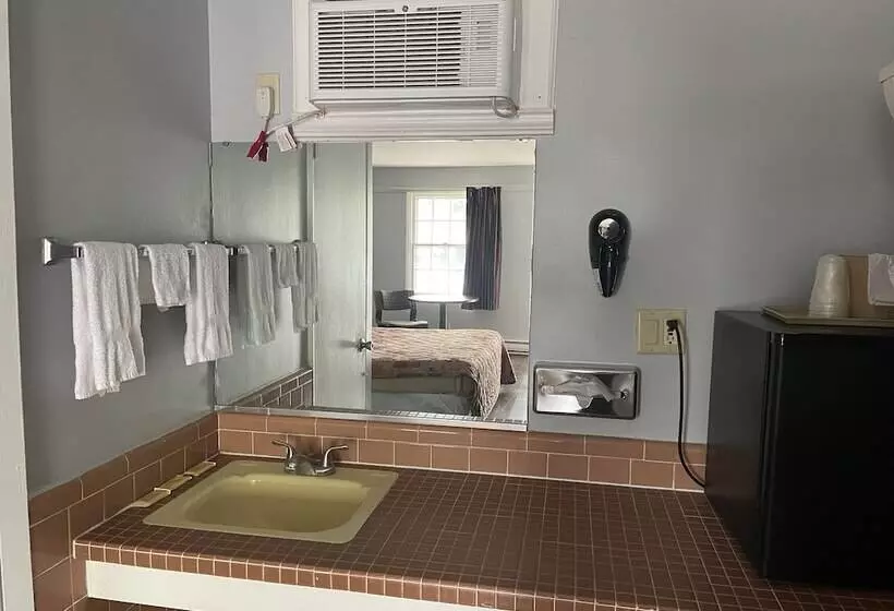 Hotel Budget Host Three Crowns Motor Lodge