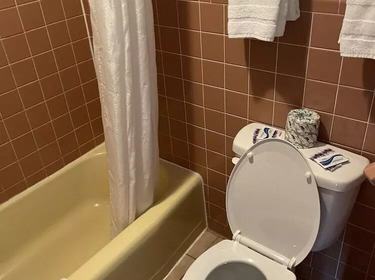 Hotel Budget Host Three Crowns Motor Lodge