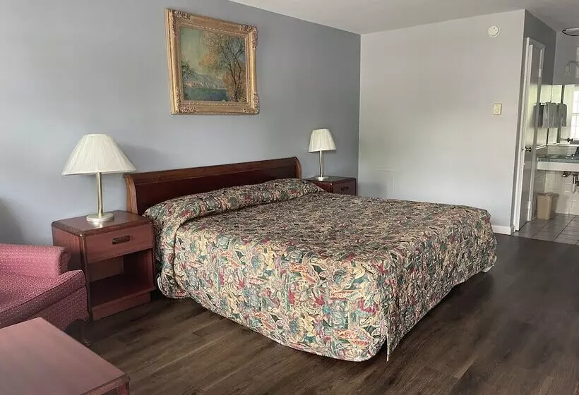 Hotel Budget Host Three Crowns Motor Lodge