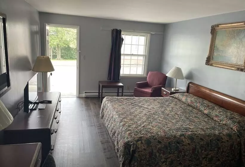 Hotel Budget Host Three Crowns Motor Lodge