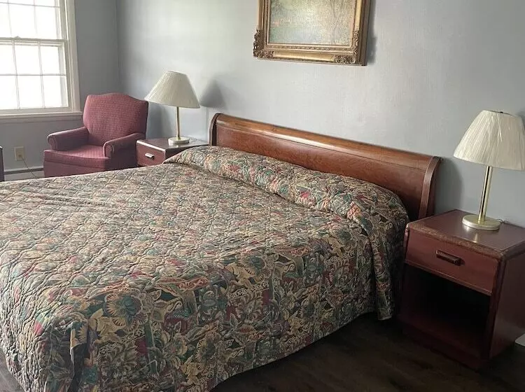 Hotel Budget Host Three Crowns Motor Lodge