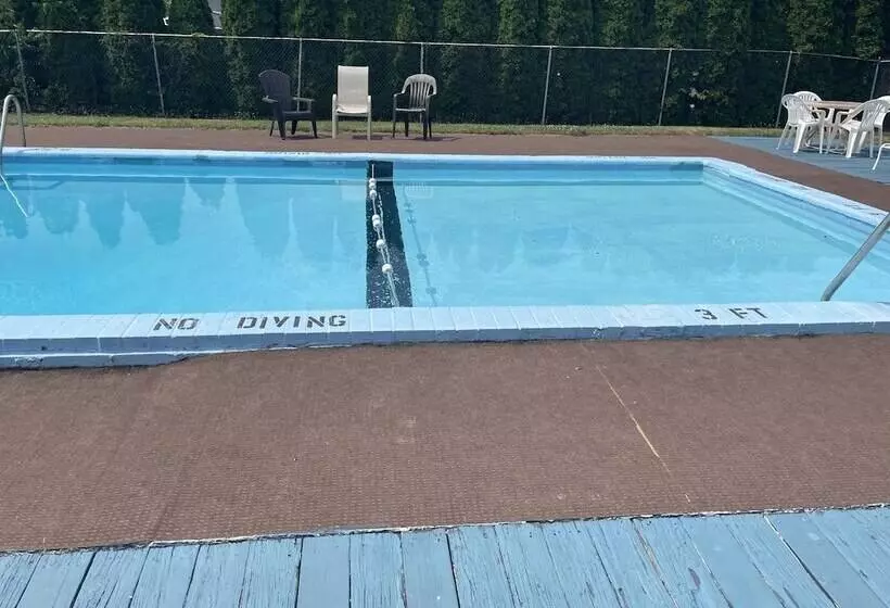 Hotel Budget Host Three Crowns Motor Lodge