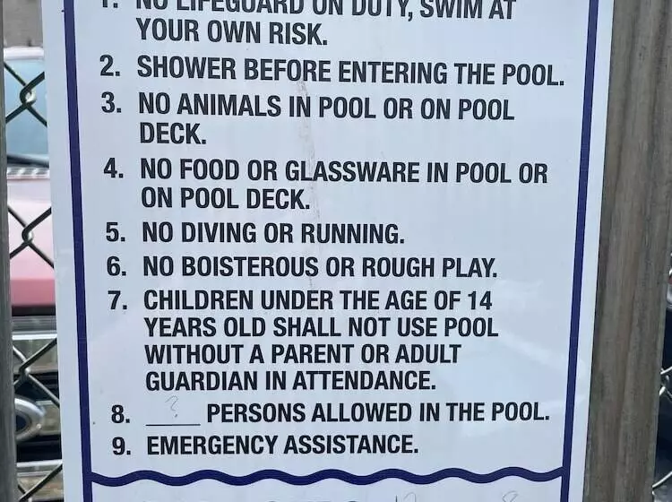 Hotel Budget Host Three Crowns Motor Lodge