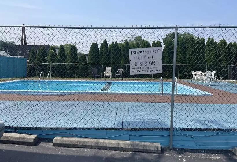 Hotel Budget Host Three Crowns Motor Lodge