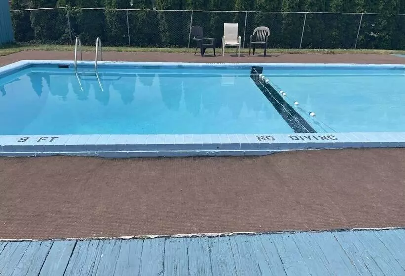 Hotel Budget Host Three Crowns Motor Lodge