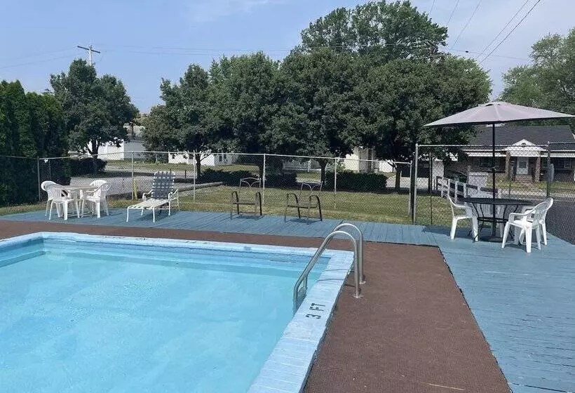 Hotel Budget Host Three Crowns Motor Lodge