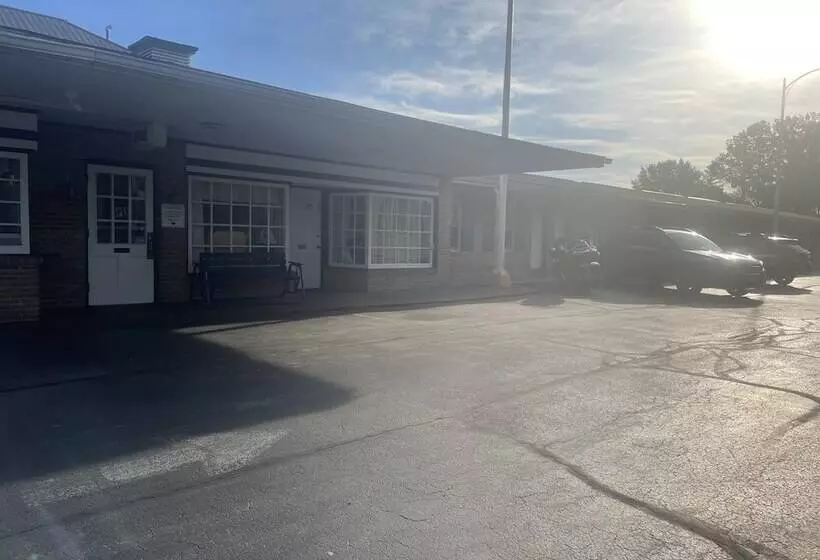 Hotel Budget Host Three Crowns Motor Lodge